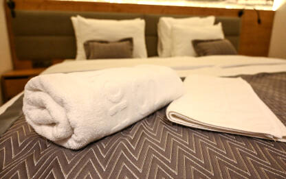 Peškiri na krevetu u hotelu. Ručnici na bračnom krevetu.