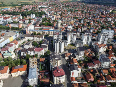 Bijeljina, Bosna i Hercegovina, snimak dronom. Zgrada, kuće i ulice u centru grada.