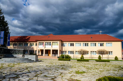 Korenica, Hrvatska: Zgrada općine Plitvice u centru mjesta.