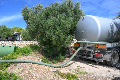 Vakuumska cisterna prikuplja otpadne vode. Kamion cisterna prazni septičku jamu. Kamion za čišćenje kanalizacije.