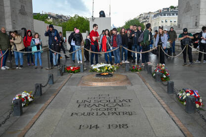 Pariz, Francuska, 8. maj 2023.: Vječni plamen. Ljudi pored Grobnice nepoznatog vojnika ispod Slavoluka pobjede. Turisti.