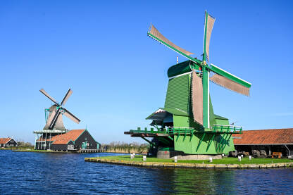 Stare vjetrenjače pored rijeke u Nizozemskoj. Tradicionalne vjetrenjače.