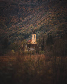 Zavaljska crkva ispod planine Plješevice u jesenjim bojama