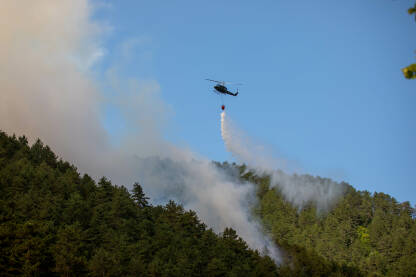 Helikopteri OS BiH u akciji gašenja šumskog požara.