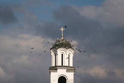 Jato golubova leti oko zvonika pravoslavne crkve u Brodu