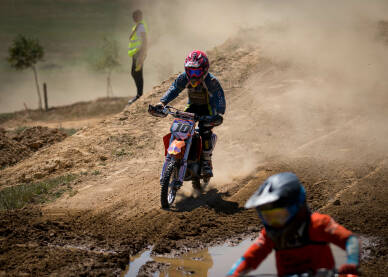 Vozač cross motora tokom trke. Motocross trka. Takmičenje u vožnji cross motora.