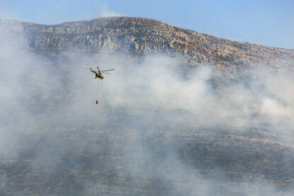 Vojni helikopter sa korpom za gašenje šumskih požara