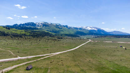 Polje i planine, snimak dronom. Blidinje i planina Čvrsnica, Bosna i Hercegovina. Park prirode Blidinje.