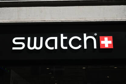 Swatch logo na trgovini. Švicarski proizvođač satova. Swatch simbol.