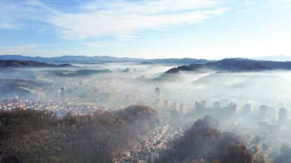 Grad Tuzla u magli,fotografija iz zraka.