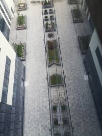 Urbani prostor sa refleksijom na staklenog fasadi