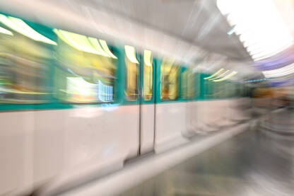 Voz se kreće brzo u podzemnoj željezničkoj stanici. Blurani metro. Transport.