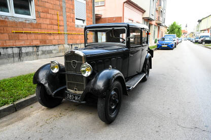 Old timer. Staro vozilo na ulici. Oldtimer parkiran na ulici.