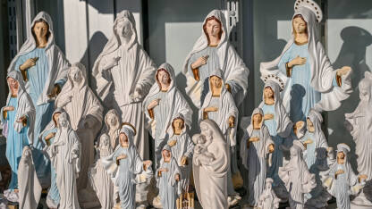 Međugorje, Bosna i Hercegovina: Statue Djevice Marije. Kipovi Blažene Djevice Marije na prodaju u trgovini. Suveniri iz Međugorja, mjesta hodočasnika.