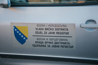 Natpis na autu Vlada Brčko distrikta, odjeljenje za javni registar