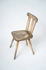 Stara drvena stolica