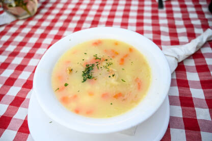 Riblja supa servirana u restoranu.