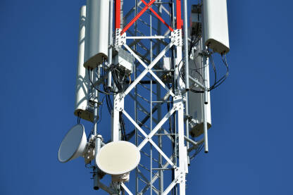 Telekomunikacioni toranj sa vedrim nebom u pozadini