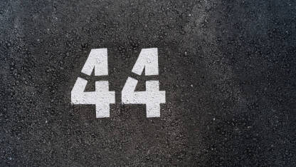 Broj 44 na asfaltu