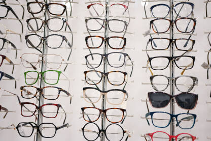 Mnogo naočala izloženo u optičarskoj radnji.