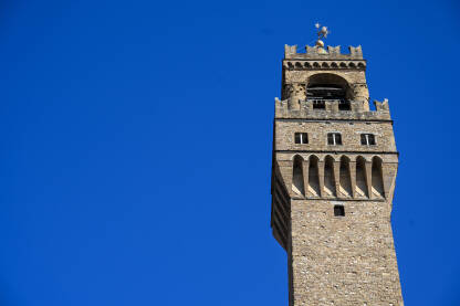 Firenca, Italija: Historijske zgrade u centru grada. Palazzo Vecchio, gradska vijećnica na Piazza della Signoria. Toranj sa satom u Firenci.