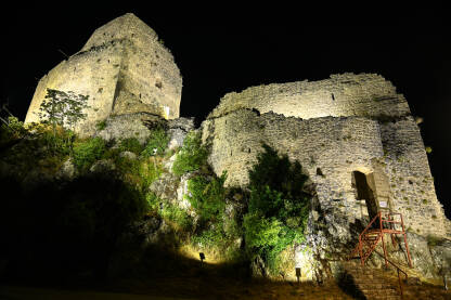 Stara srednjovjekovna tvrđava na brdu noću. Dvorac. Tvrđava Prozor, Vrlika, Hrvatska.