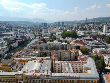 Sarajevo, BiH. Glavni grad Bosne i Hercegovine, snimak dronom.