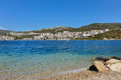 Pješčana plaža u neumskom zaljevu. U pozadini se vidi grad Neum.