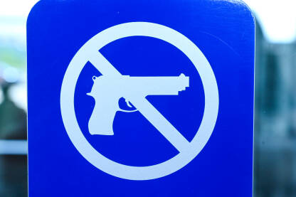 Zabranjeno unošenje oružja. Znak zabrane. Pištolj.