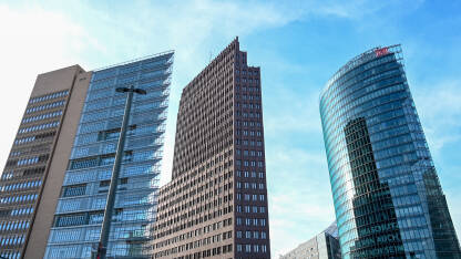 Berlin, Njemačka: neboderi u centru grada. Moderna arhitektura.