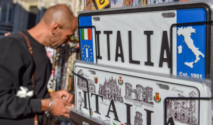 Suceniri na prodaju u Firenci. Registarske tablice sa natpisom Italija.