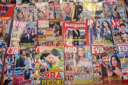 Časopisi i novine na kioscku. Sedmični i mjesečni časopisi u Italiji na štandu. Italijanske novine.