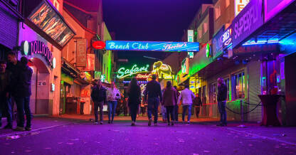 Hamburg, Njemačka: Noćni život. Ljudi šetaju između kafića i barova. Grupa se zabavlja. Mladi ljudi se druže.