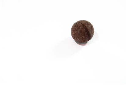 Kuglica od crne čokolade izolovana na bijeloj pozadini.
Čokoladni desert.