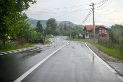 Vožnja autom po mokrom i skliskom kolovozu. Vožnja autom po mokrom i skliskom kolovozu. Mokra asfaltna cesta.