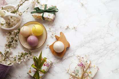Uskrs, Vaskrs, dekoracija stola svijećama koje u obliku jaja