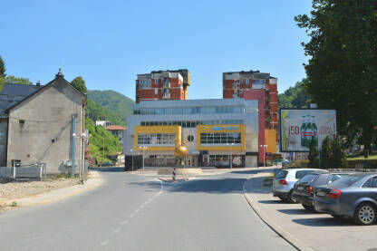 Fotografije srebreničkih ulica u centru grada.

Centar grada, fontana i trgovački centar u Srebrenic, Trg Mihajla Bjelakovića.