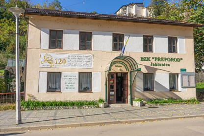 Preporod Jablanica Bošnjačka Zajednica Kulture Preporod Jablanica. Zgrada Preporoda na slici. BZK Preporod je organizacija koja se bavi kulturnim, obrazovnim i društvenim aktivnostima, projektima i