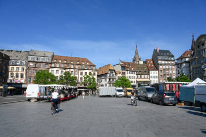 Strasbourg, Francuska: Zgrade u centru grada. Ljudi hodaju po trgu.