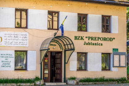 Preporod Jablanica Bošnjačka Zajednica Kulture Preporod Jablanica. Zgrada Preporoda na slici. BZK Preporod je organizacija koja se bavi kulturnim, obrazovnim i društvenim aktivnostima, projektima i