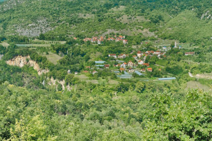 Duge (Prozor-Rama, BiH)
Duge su naseljeno mjesto u općini Prozor-Rama, Federacija Bosne i Hercegovine, BiH.