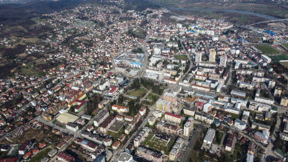 Doboj, snimak dronom. Gradska naselja, zgrade i ulice.