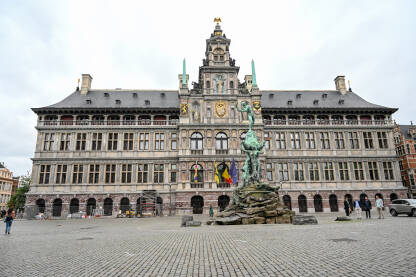 Antwerpen, Belgija: zgrada gradske vijećnice sa spomenikom i fontanom ispred. Zgrade na Glavnom trgu u centru grada. Grote Markt u Antwerpenu