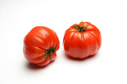 Paradajz ili rajčica na bijeloj podlozi.
Lat. Solanum lycopersicum je zeljasta biljka iz porodice Solanaceae.