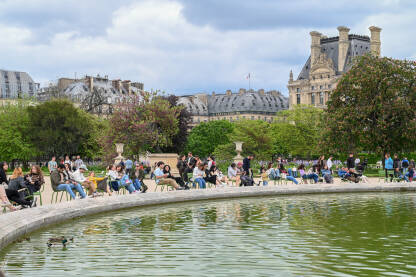 Pariz, Francuska: Fontana Grand Bassin Rond. Grupa ljudi šeta vrtom Tuileries. Turisti istražuju grad.