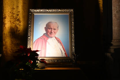 Fotografija pape Ivana Pavla II u crkvi. Ivan Pavao II bio je poglavar Katoličke crkve od 1978. do svoje smrti 2005. Njegovo puno ime bilo je: Karol Józef Wojtyła.
