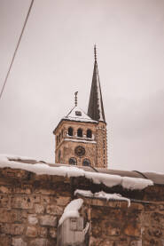 Zima u Sarajevu, sahat kula i munara Begove dzamije