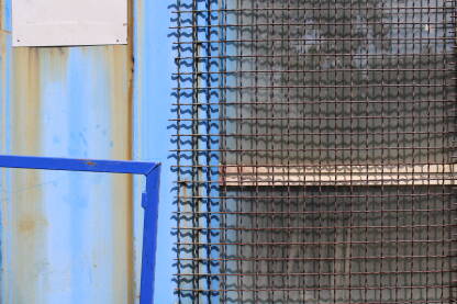 Stranice plavog limenog kontenera sa geomerijom inervencija: prozori, zaštitne mreže, dodtne pozicije, okviri...