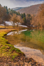 Dragulj pod Igmanom, Stojčevac, je posebno mjesto, sa magičnom atmosferom. Jutarnje sunce, u osvit proljeća, sa pogledom prema Igmanu, najavljuje buđenje Prirode.