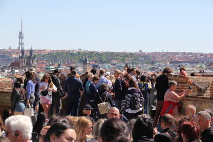 "Zlatna"prijestonica Češke, Prag jedna je od omiljenih destinacija za turiste. Posebna atrakcija je Praški zamak koji, osim što je znamenitost sama za sebe, nudi pogled na cijeli grad.